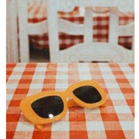 Red & White checkered disposable tablecloths - Picture 9 of 12